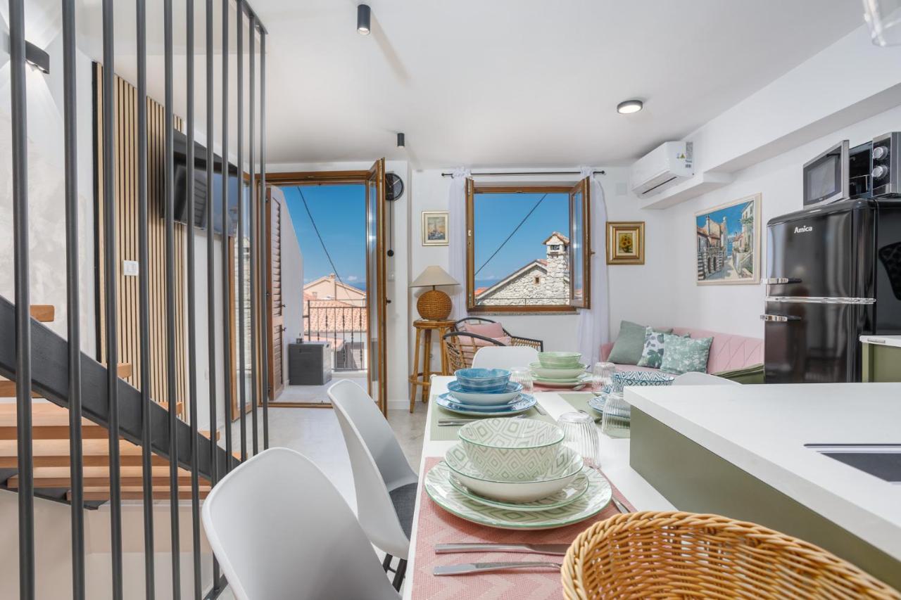Apartmen Plus U Centru Blizu Plaze Njivice Esterno foto