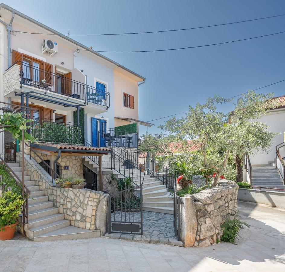 Apartmen Plus U Centru Blizu Plaze Njivice Esterno foto