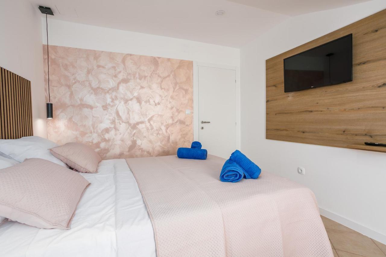 Apartmen Plus U Centru Blizu Plaze Njivice Esterno foto