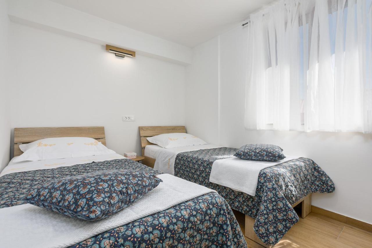 Apartmen Plus U Centru Blizu Plaze Njivice Esterno foto