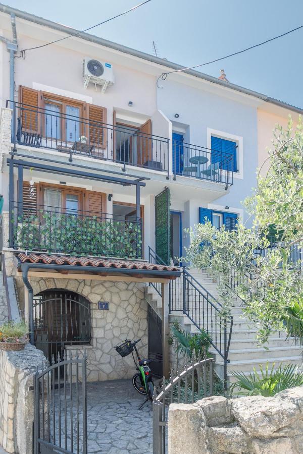 Apartmen Plus U Centru Blizu Plaze Njivice Esterno foto