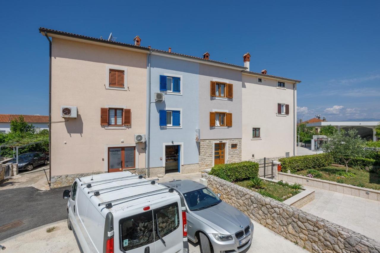 Apartmen Plus U Centru Blizu Plaze Njivice Esterno foto