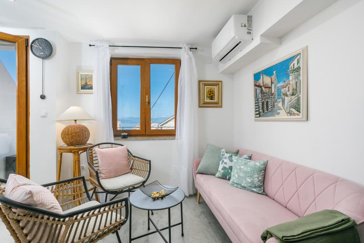 Apartmen Plus U Centru Blizu Plaze Njivice Esterno foto