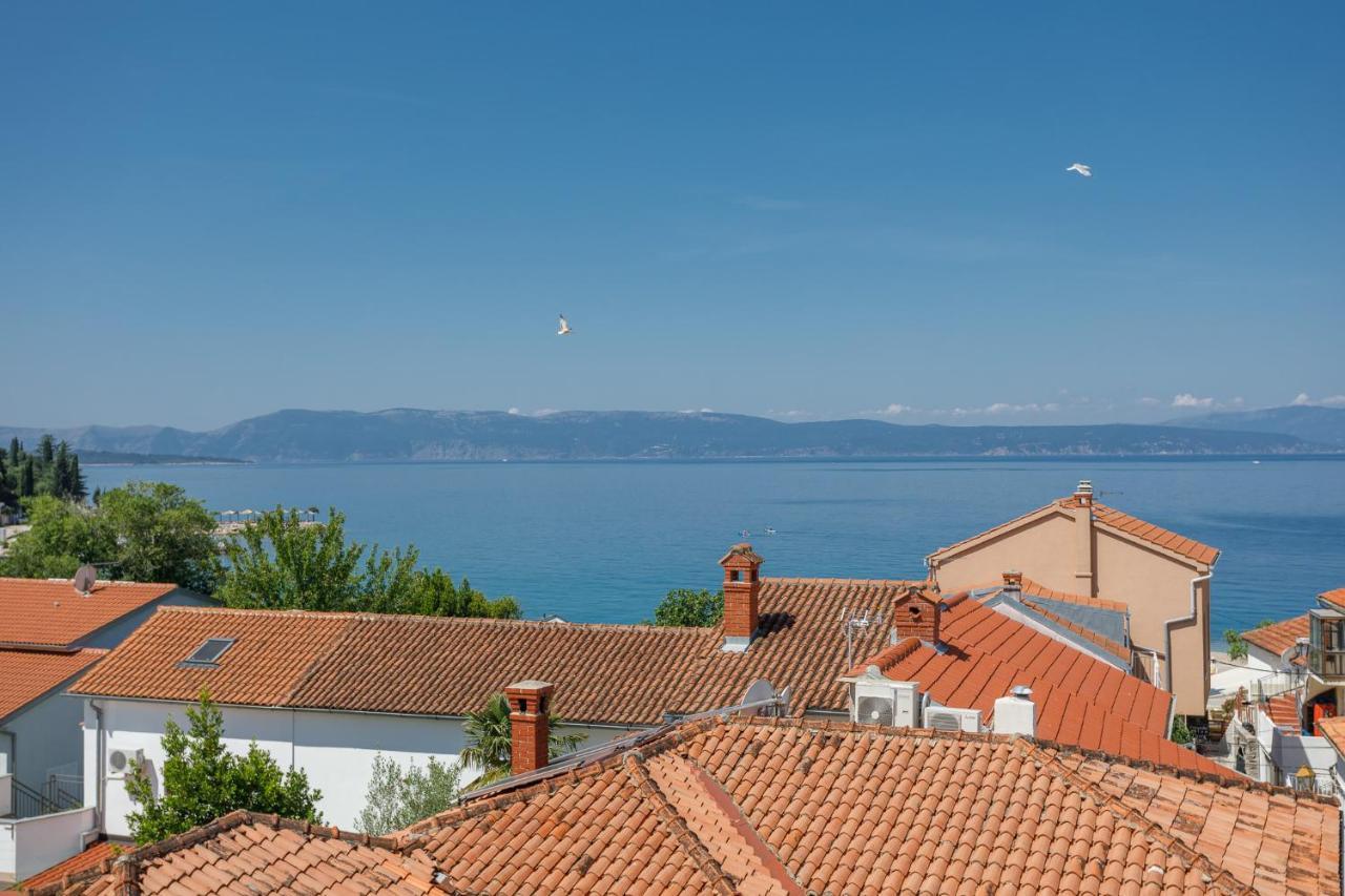 Apartmen Plus U Centru Blizu Plaze Njivice Esterno foto